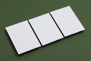 Yeşil arkaplanda boş beyaz kartpostal