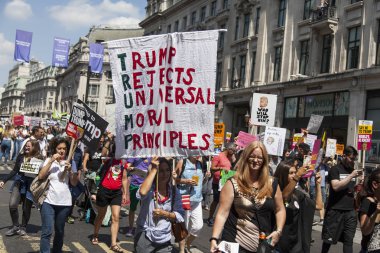 Londra, Uk - 14 Temmuz 2018: Büyük bir protestocu kitlesi toplandı