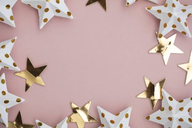 Pastel pembe üzerine beyaz ve altın yıldız süslemeleri. Mevsimlik fetiş