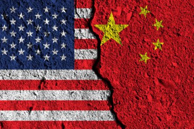 Amerika ve Çin bayrakları arasındaki çatlak. siyasi ilişki ortaklığı