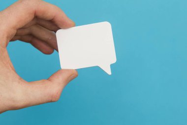 Boş beyaz konuşma balonu bir elde tutulur