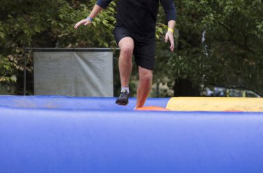 Katılımcı bir macera engeli parkuru yarışına katılıyor