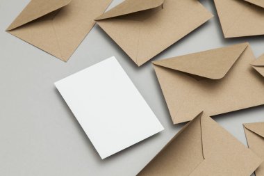 Kraft kahverengi kağıt zarf şablonu ile boş beyaz kart sizi taklit