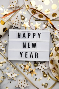 Mutlu yıllar ışık kutusu mesajı ve lüks altın vuruşu.