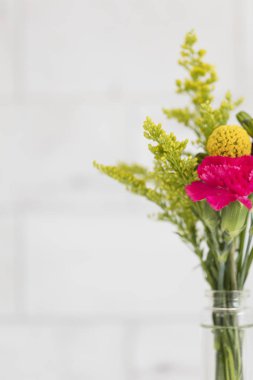 Güzel bir buket parlak bahar çiçekleri