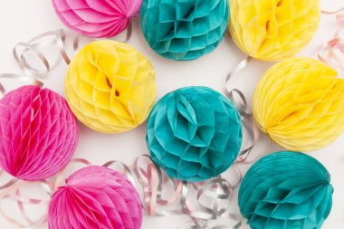 Parlak parti bal peteği ponpon süslemeleri