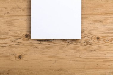 Tahta bir arka planda boş bir kartpostal ilanı.