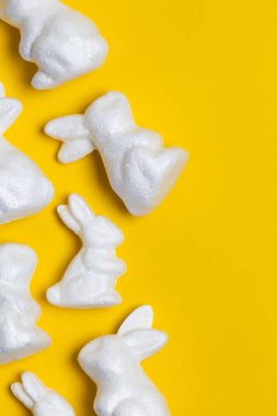 Parlak sarı arka planda Paskalya tavşanları