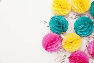 Parlak parti bal peteği ponpon süslemeleri