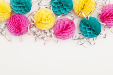 Parlak parti bal peteği ponpon süslemeleri