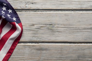 Amerikan yıldızları ve çizgileri beyaz ahşap bir döşemede bayrak sallıyor.