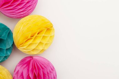 Parlak parti bal peteği ponpon süslemeleri