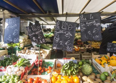 Pazar yerinde çeşitli taze meyve ve sebzeler