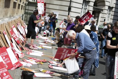 Londra, Uk - 14 Temmuz 2018: Protestocular kişiselleştirilmiş plato yaptılar