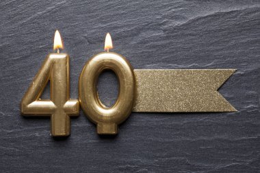 Parlak etiketli 40 numaralı kutlama mumu.