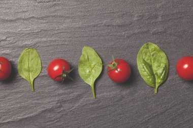 Kırmızı vişneli domates ve yeşil salata yaprakları.