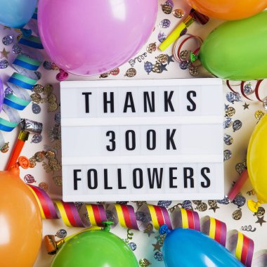 300.000 takipçiye teşekkürler sosyal medya ışıkkutusu arka planı. 