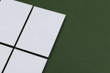 Yeşil arkaplanda boş beyaz kartpostal