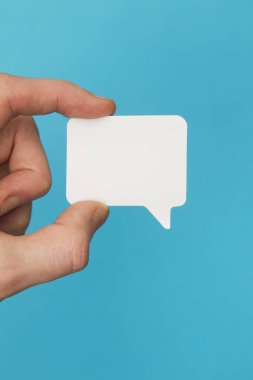 Boş beyaz konuşma balonu bir elde tutulur