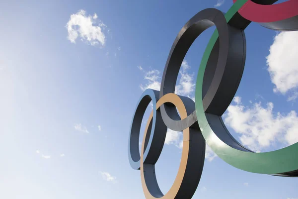 ลอนดอน สหราชอาณาจักร 15 กุมภาพันธ์ ค.ศ. 2018 สัญลักษณ์โอลิมปิกประกอบด้วย — ภาพถ่ายสต็อก