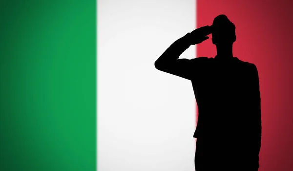 이탈리아 국기에 대한 경례를 하는 군인의 실루엣 — 스톡 사진