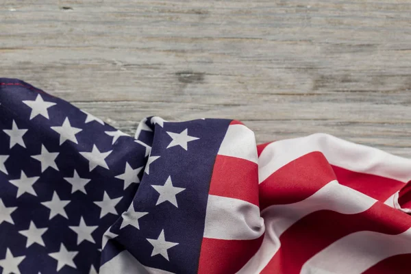 Americké hvězdy a pruhy vlajky na bílém dřevěném prkně pozadí — Stock fotografie
