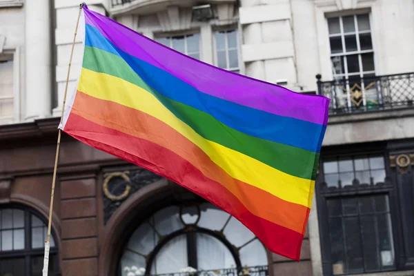 Bandeira do arco-íris gay em uma marcha do orgulho gay LGBT em Londres — Fotografia de Stock