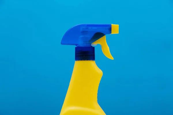 Cleaning spray bottle products on a bright blue background — Stockfoto