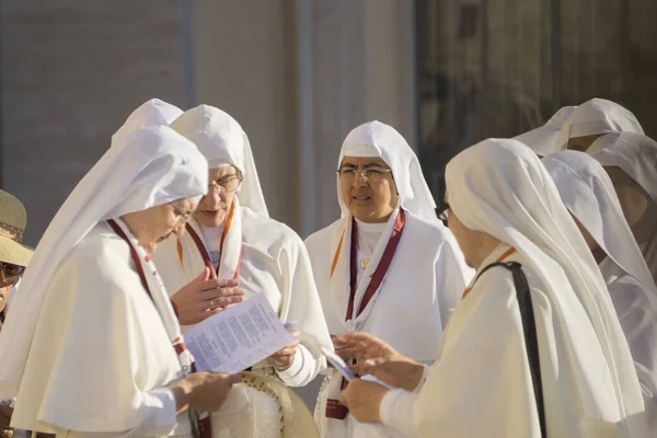 ROME, ITALIE - 20 JUIN 2018 : Un groupe de religieuses en dehors de Saint-Pierre — Photo