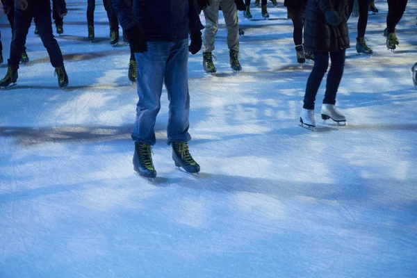 Folk åker skridskor. beskärda bild som visar folks ben — Stockfoto