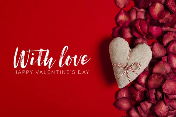 Mesaj de Ziua Îndrăgostiților cu inimă de dragoste și petale de trandafir — Fotografie, imagine de stoc