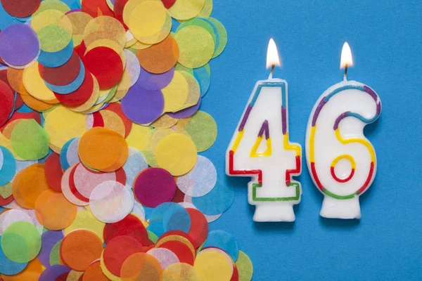 # 46 slavnostní svíčka s party konfety — Stock fotografie