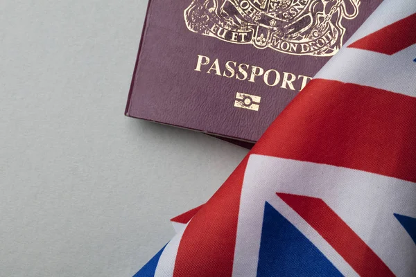 Büyük Britanya bayrağı taşıyan Birleşik Krallık pasaportu — Stok fotoğraf