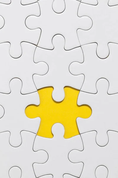 Puzzle blanc pièces sur un fond jaune. Solu d'entreprise — Photo