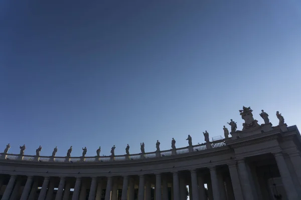 Estátuas no topo das colunatas na Praça de São Pedro, Vaticano Ci — Fotografia de Stock