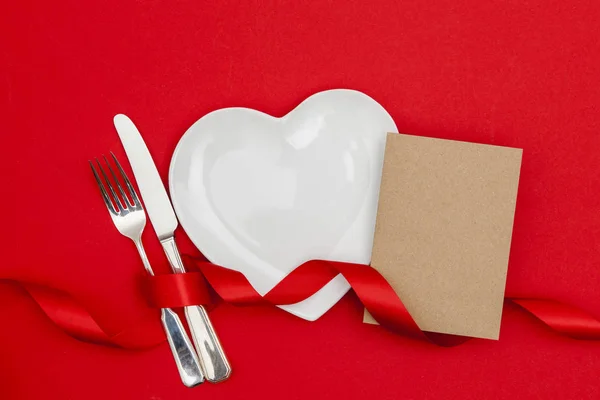 Валентинів задум обідати. Тарілка у формі серця з пустою карткою. — стокове фото