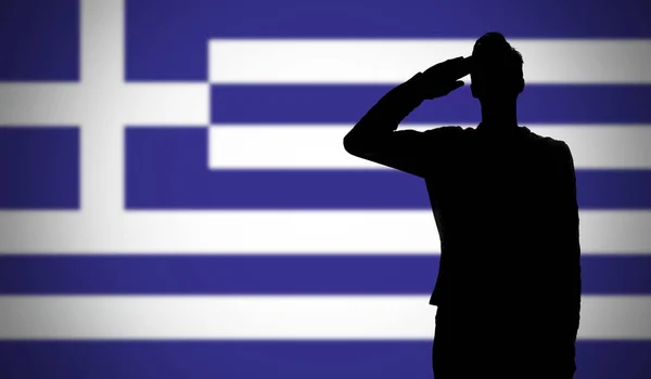 Σιλουέτα Ενός Στρατιώτη Που Χαιρετά Σημαία Της Ελλάδας — Φωτογραφία Αρχείου