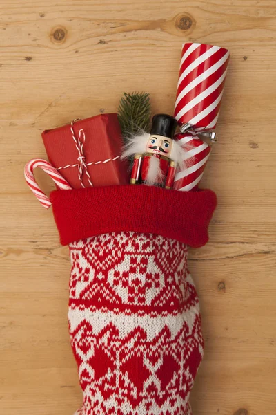 Різдвяний панчіх з крекер, іграшка і загорнутий подарунок — стокове фото