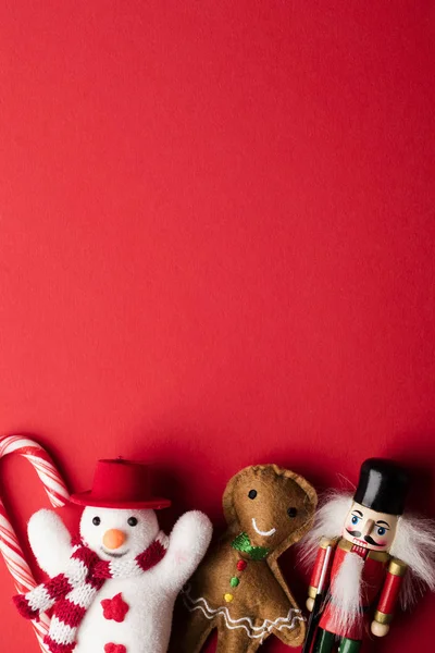 Kerst achtergrond met sneeuwpop peperkoek man en notenkraker — Stockfoto