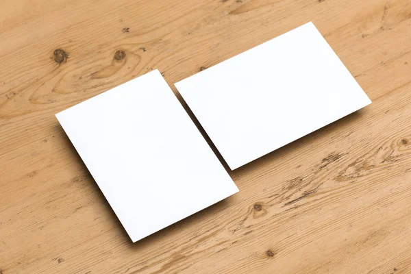 Blanco witte visitekaartje briefkaart flyer op een houten achtergrond — Stockfoto