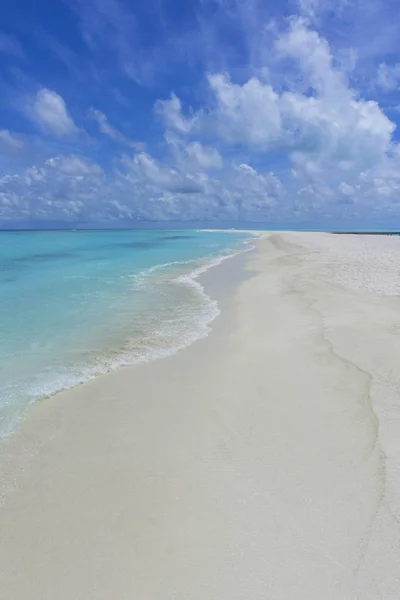 Tropisch strand met heldere zee en goudkleurig zand — Stockfoto