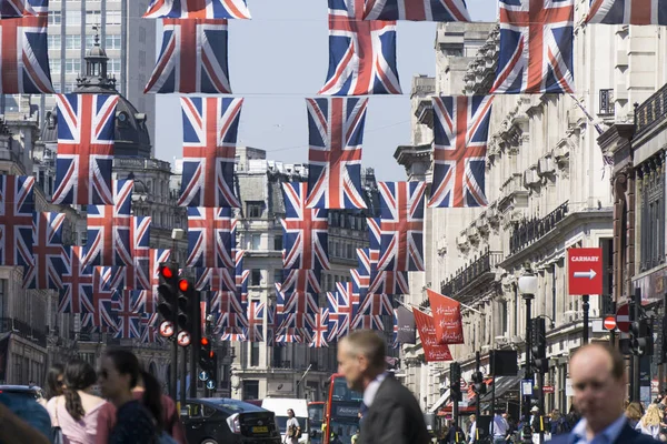 LONDRES, Reino Unido - 16 de maio de 2018: Bandeiras Union Jack penduradas em Regent Stre — Fotografia de Stock