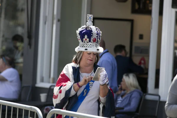WINDSOR, UK - MAY 17th 2018: A lady dressed in a large crown in — Stock Photo, Image