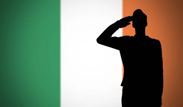 Silhouette d'un soldat saluant contre le drapeau de l'Irlande — Photo