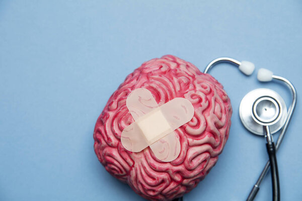 Концепция психического здоровья. человеческий мозг на синем фоне

