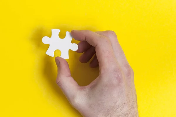 Des morceaux de puzzle sont assemblés. Concept de solution d'entreprise — Photo