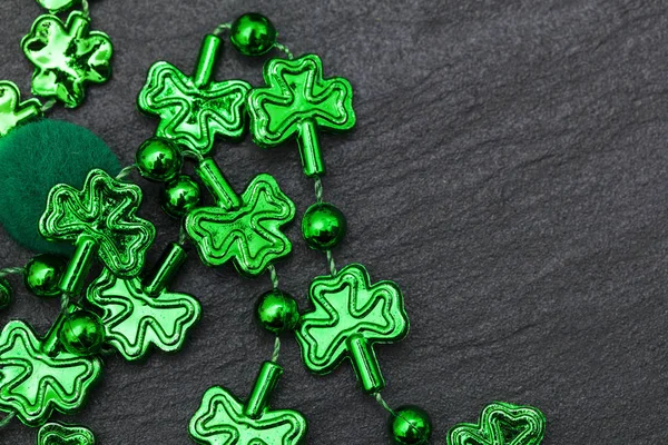 Fond de la Saint Patrick avec clov trèfle vert traditionnel — Photo