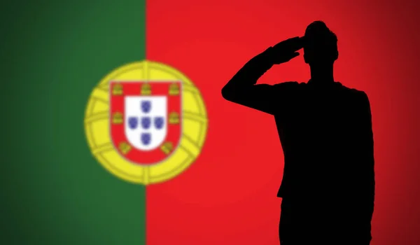 Silhouet van een soldaat saluerend tegen de portugal vlag — Stockfoto