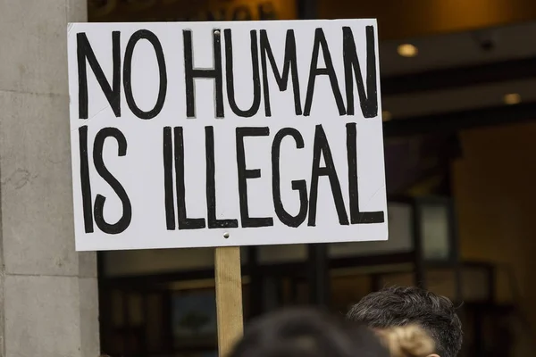 No Human es una pancarta de protesta ilegal en una marcha política — Foto de Stock