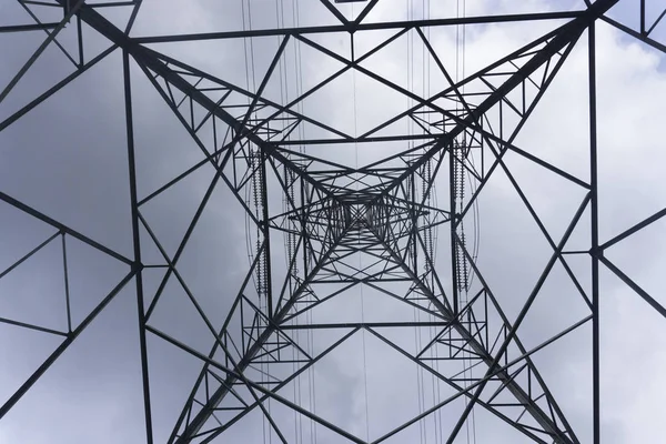 Linha de alimentação elétrica pilão — Fotografia de Stock